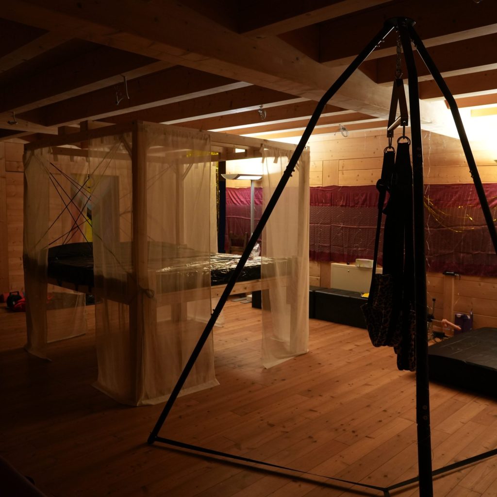 Playspace beim sexpositiven Auszeit Event mit Himmelbett und Hängepunkt – Raum für Konsentkultur, Selbstwirksamkeit, Freude und Freiheit.