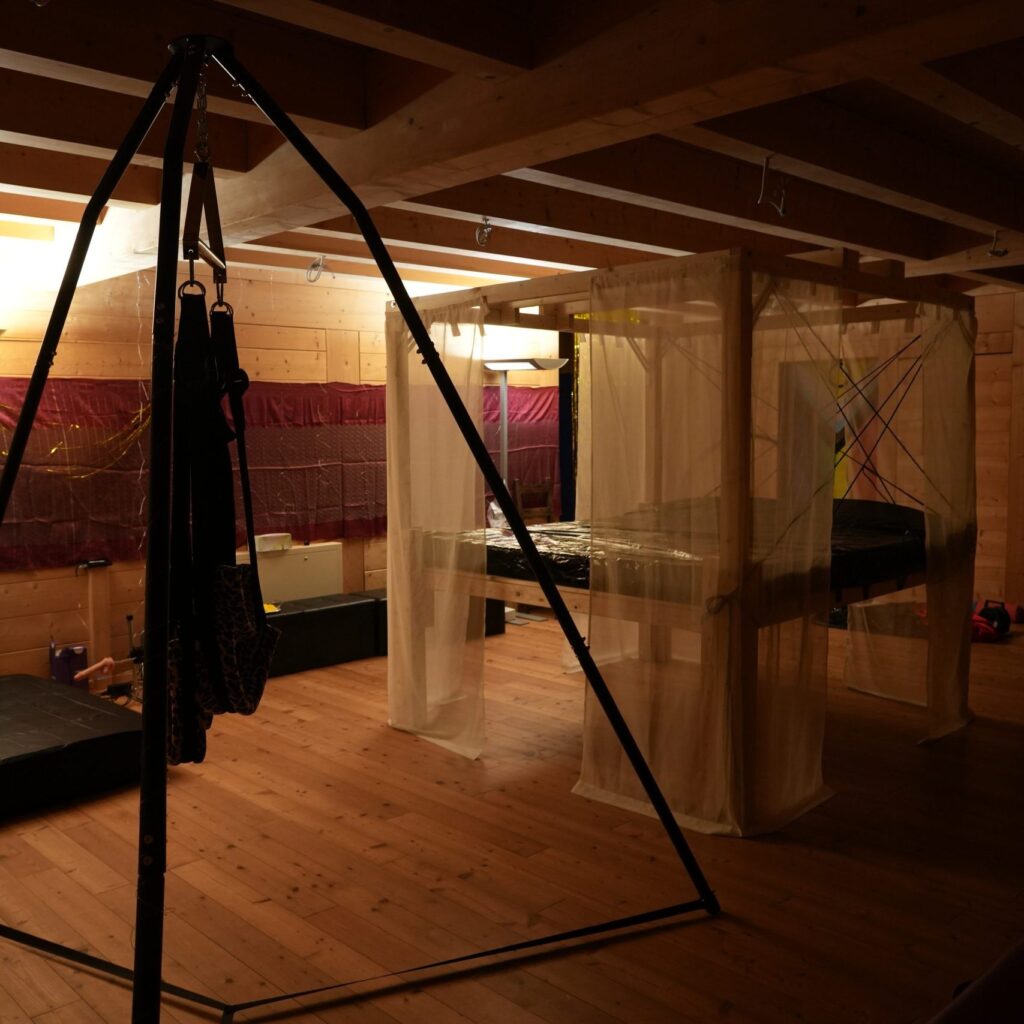 Playspace beim sexpositiven Auszeit Event mit Himmelbett und Hängepunkt – Raum für Konsentkultur, Selbstwirksamkeit, Freude und Freiheit.