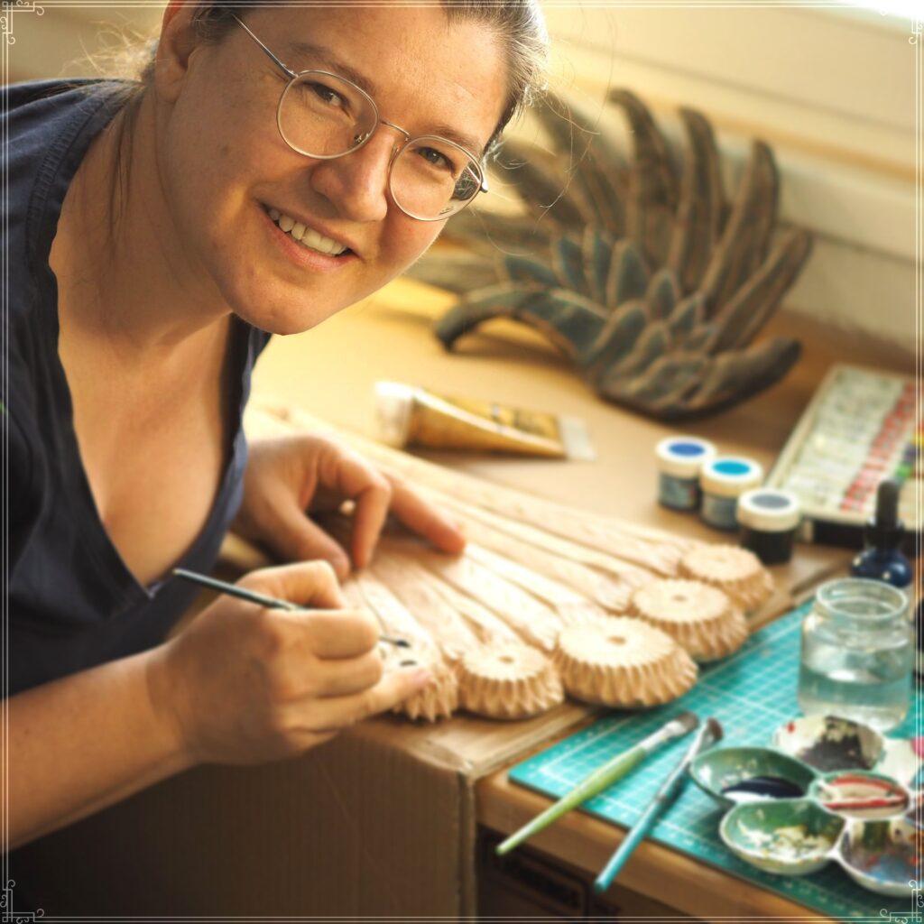 Paulina beim Schnitzen