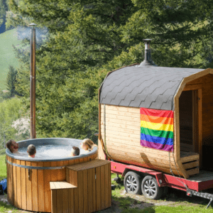 Whirlpool und Sauna inmitten der Natur – Teilnehmende entspannen gemeinsam im Hot Tub während der Selbstsein-Playtime