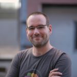 Ingo mit T-Shirt und verschränkten Armen