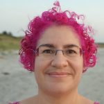 Frau mit pinken lockigen Haaren